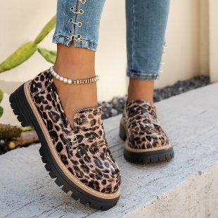 Fötter i eleganta platåloafers för kvinnor, redo för en dag med stil.