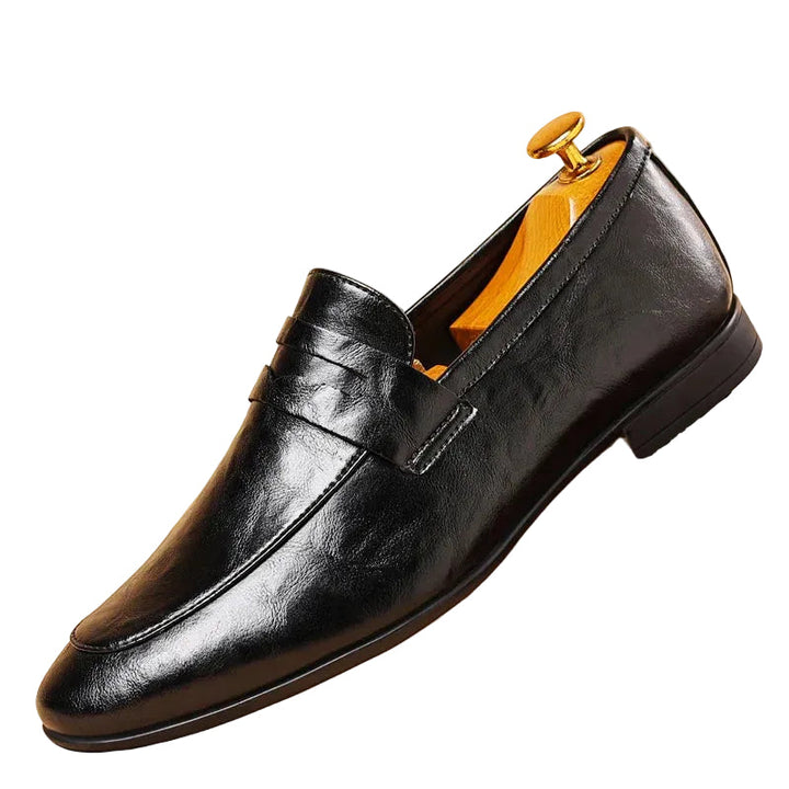 Elegant svarta herrloafers i läder, slip-on, perfekt för både vardag och fest
