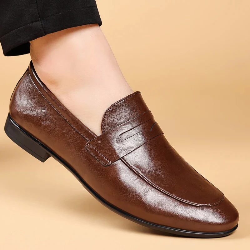 Detaljbild på loafers för herrar, visar sömmar och finish på elegant lädersko