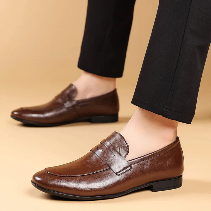 Modell bär svarta läderloafers, visar hur de passar med en elegant outfit