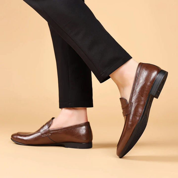 Loafers i brunt läder fotograferade uppifrån, accentuerar den tidlösa slip-on designen