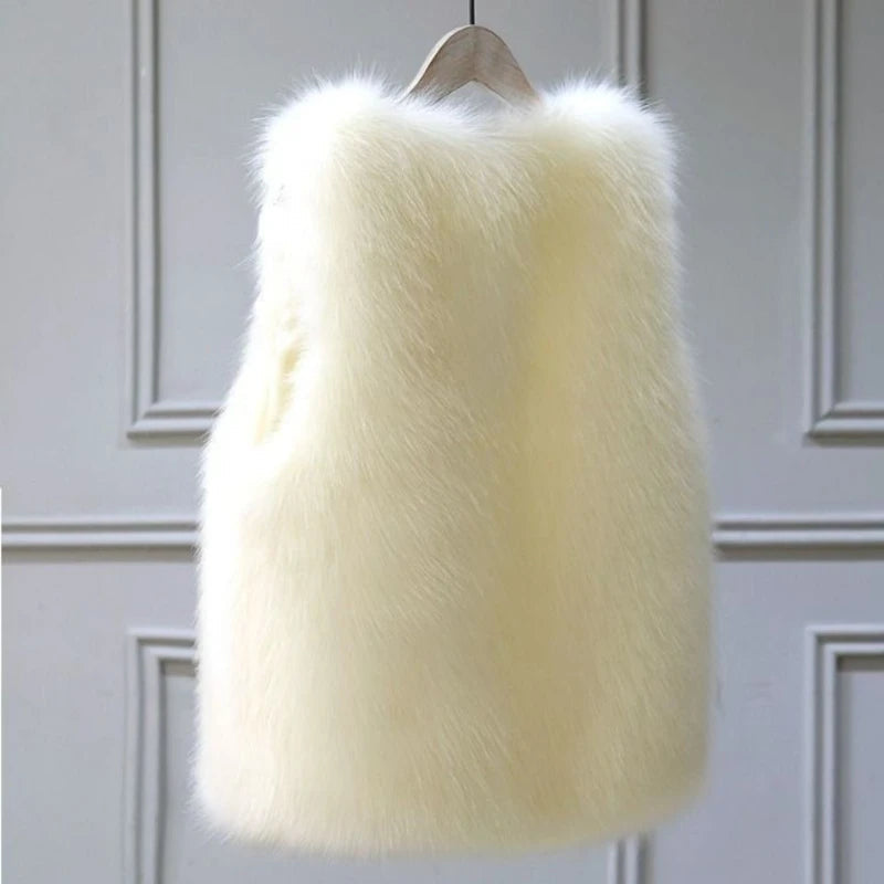 Detaljbild av Tahlia damväst i mjuk fuskpäls. En varm och elegant ärmlös modeväst för kvinnor.