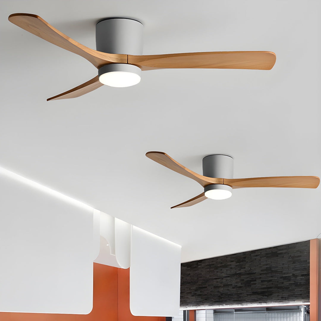 Elegant takfläktlampa med träblad och justerbar LED-belysning för vardagsrum.