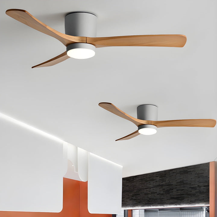 Elegant takfläktlampa med träblad och justerbar LED-belysning för vardagsrum.
