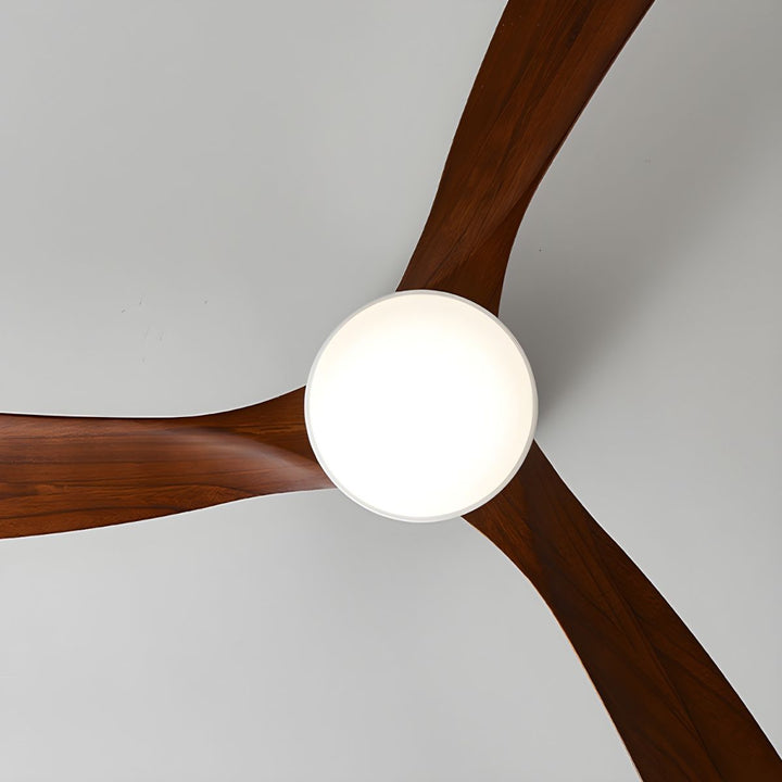 Energieffektiv takfläkt med LED-lampa och träblad, elegant inredningsdetalj.