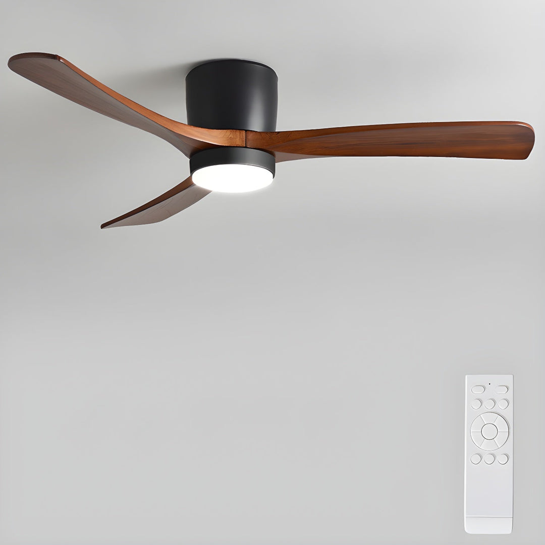 Takfläktlampa med flexibel LED-belysning, träblad och tyst drift för komfort.