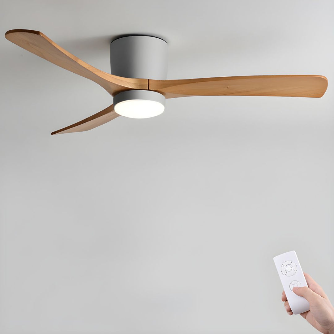 Modern takfläkt med elegant träblad och justerbar LED-lampa för stilren inredning.