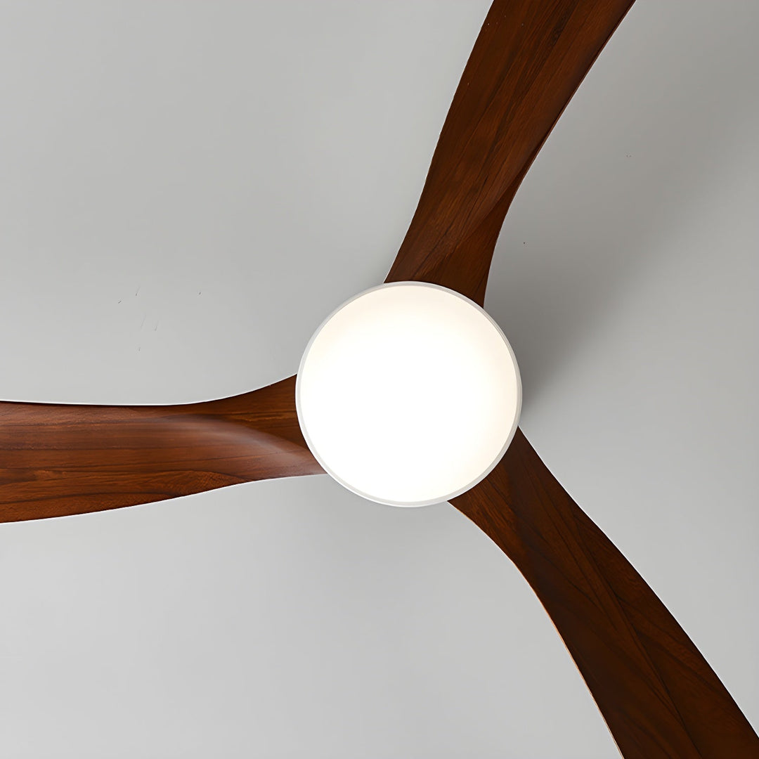 Komfortabel takfläktlampa med tyst fläkt, träblad och dimbar LED för vardagsrum.