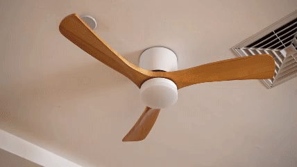 Nordisk takfläkt med lampa, träblad och modern LED-belysning för sovrum.