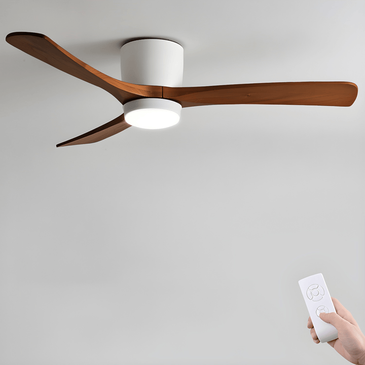 Takfläktlampa i skandinavisk design med träblad och justerbar LED-belysning.