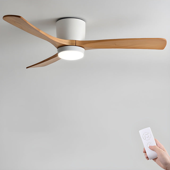 Takfläktlampa med träblad, justerbar LED, modern nordisk design för ett mysigt hem.