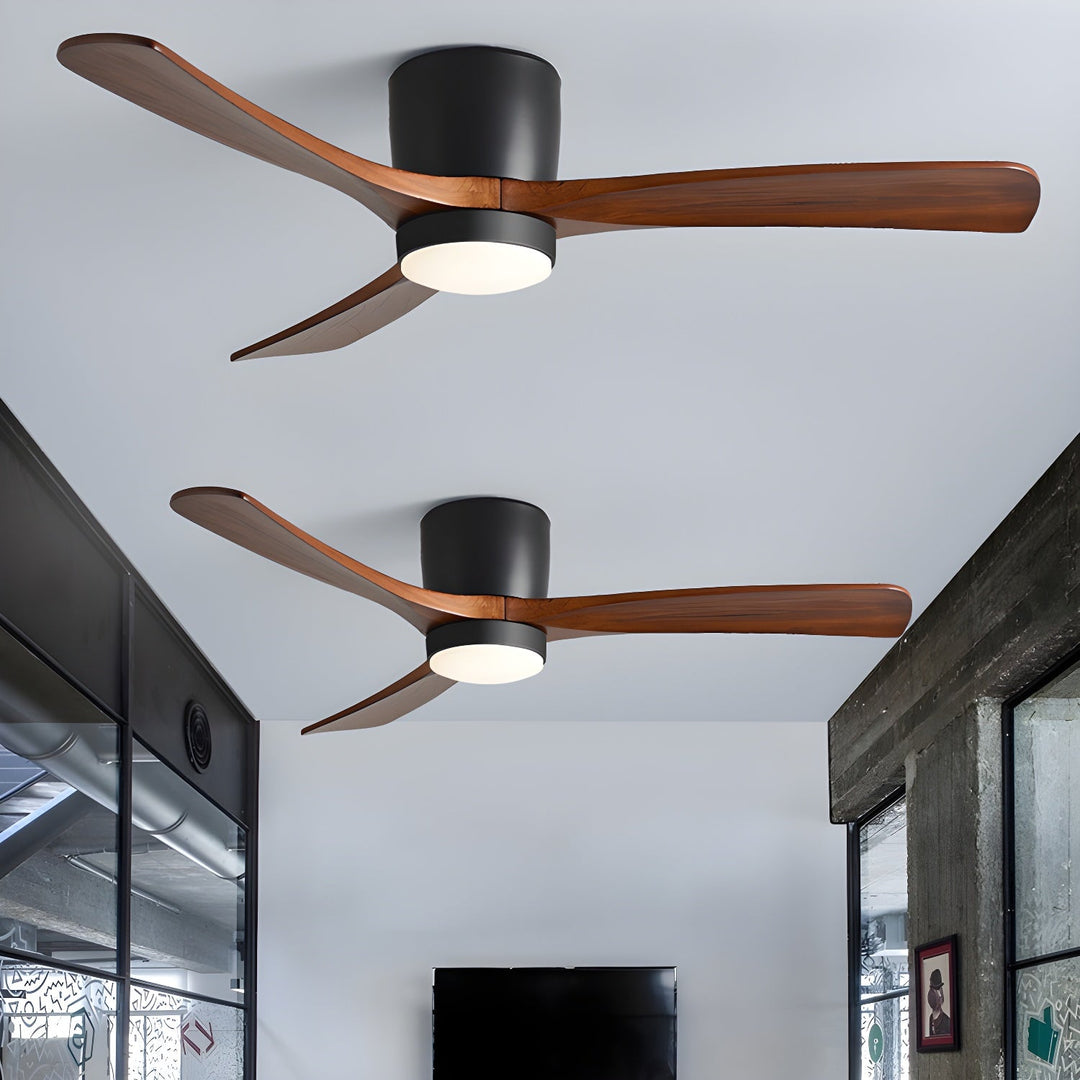 Stilren takfläkt med lampa, träblad och LED för vardagsrum och sovrum.