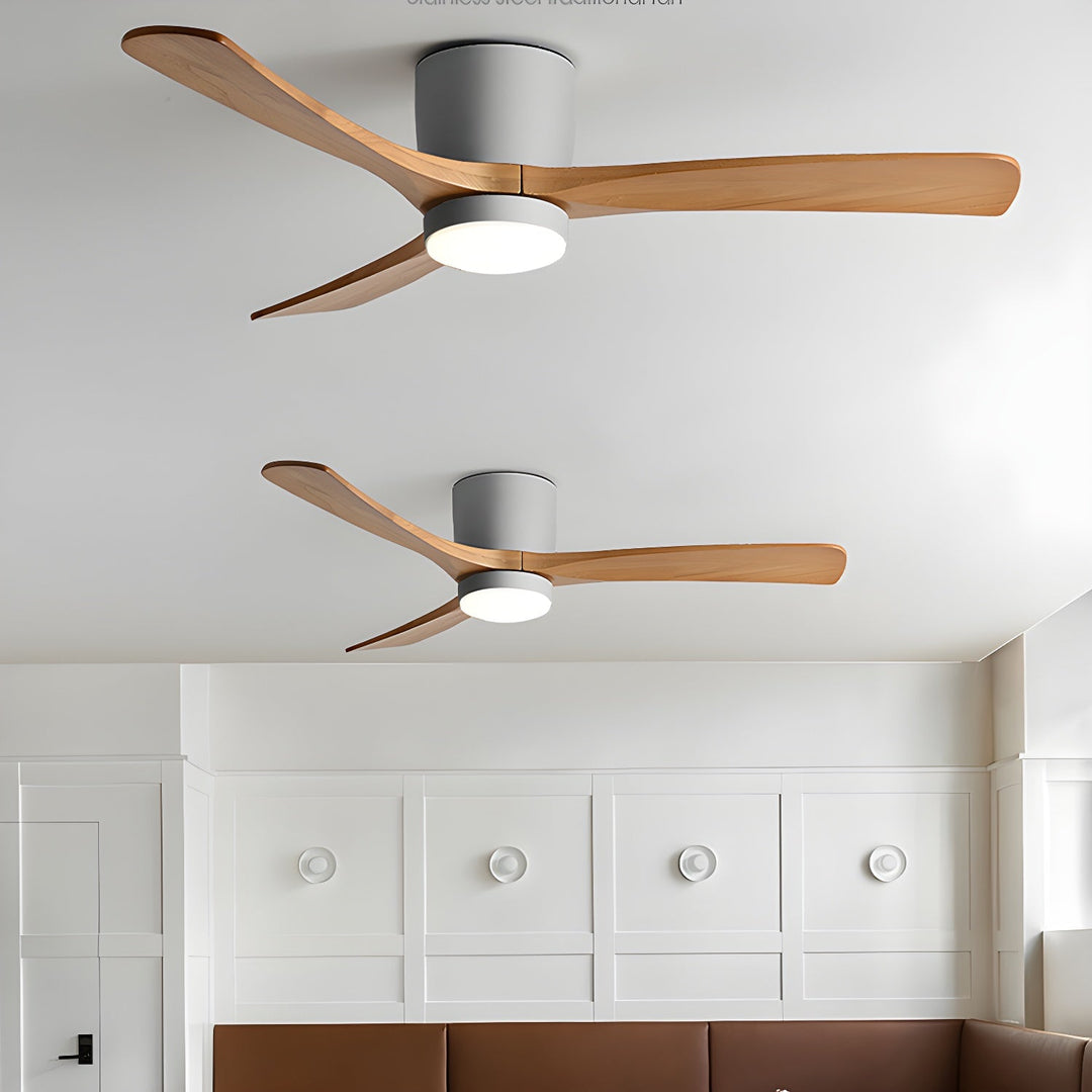 Elegant taklampa med integrerad fläkt, vackra träblad och justerbar LED-belysning.