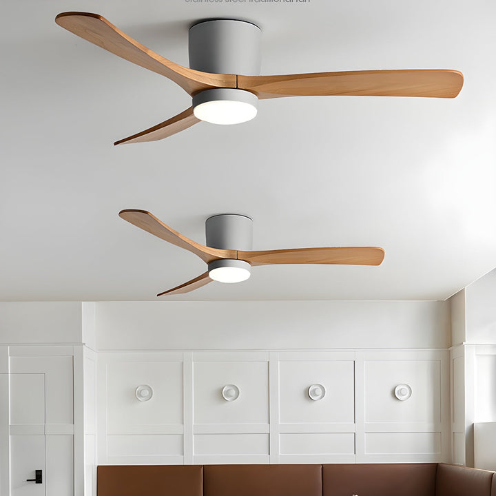 Elegant taklampa med integrerad fläkt, vackra träblad och justerbar LED-belysning.