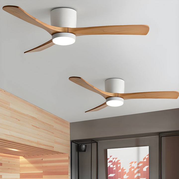 Takfläkt med justerbar LED-belysning, träblad och modern design; energieffektiv.