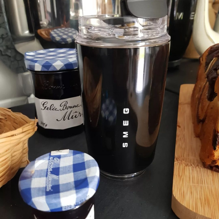 Portabel termosmugg i stilren design, idealisk för din kaffemugg på språng. Effektivt isolerade drycker.