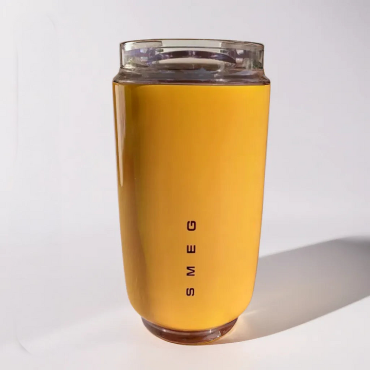 Modern kaffemugg i stål för pendlingen. Elegant design, håller teet varmt och kaffet kallt effektivt.