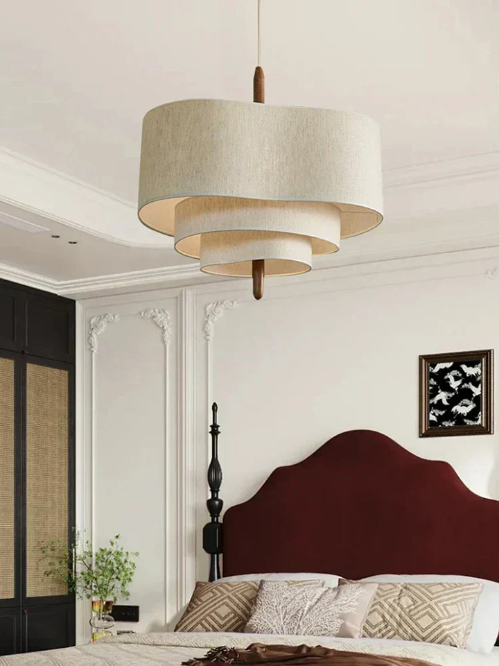 Elegant textil kandelaber taklampa. Modern design för vardagsrum och sovrum, skapar mysig belysning.