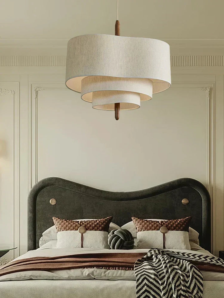 Mysig textil kandelaber taklampa. Elegant inredningsdetalj som passar perfekt i matsalen eller sovrummet.