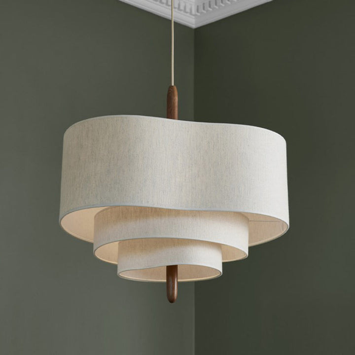 Modern designlampa i textil. Elegant takbelysning som skapar varm atmosfär i vardagsrum och sovrum.