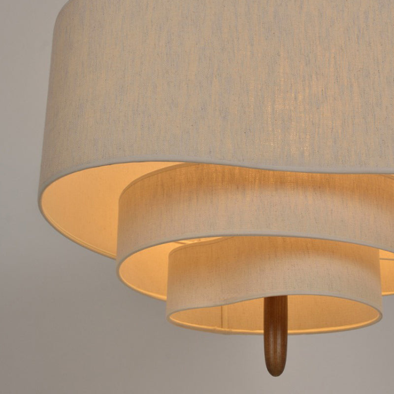Stor textil kandelaber taklampa för inomhusbruk. Elegant belysning idealisk för vardagsrum och matsalsinredning.