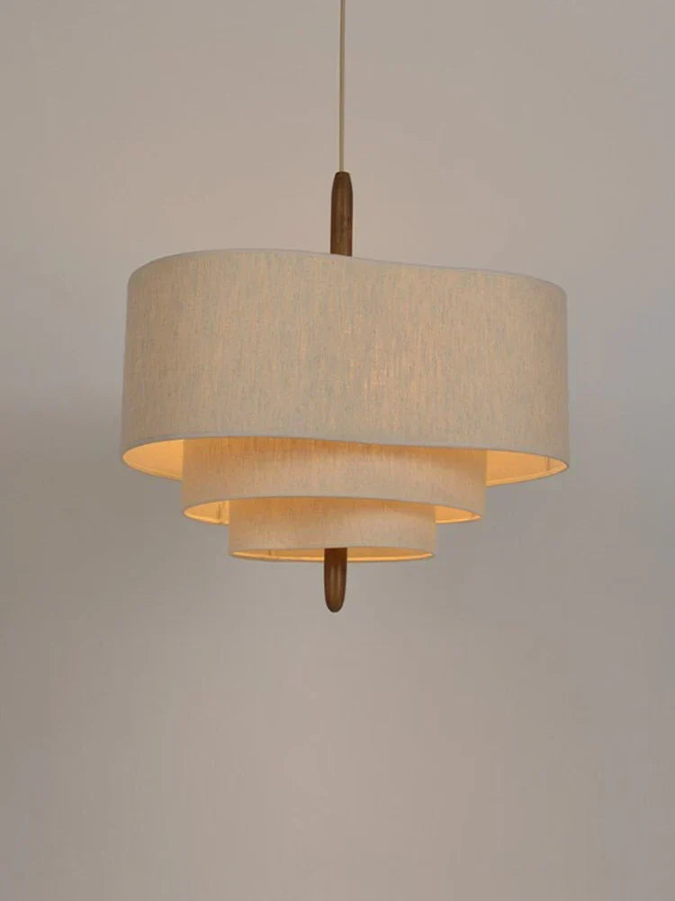 Elegant textil taklampa, kandelaberdesign. Perfekt för mysig atmosfär i hemmet, sovrum eller vardagsrum.