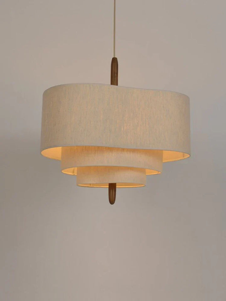 Elegant textil taklampa, kandelaberdesign. Perfekt för mysig atmosfär i hemmet, sovrum eller vardagsrum.