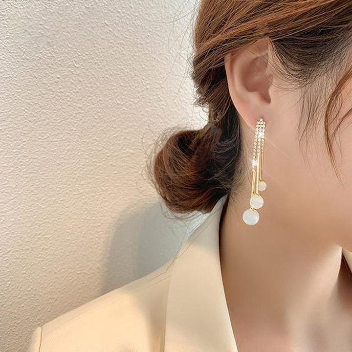 "Elegant tofs piercingörhänge för kvinnor, vit/röd, unik och stilren design, perfekt accessoar för alla tillfällen."