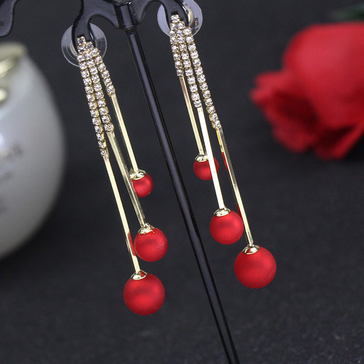 "Elegant tofs piercingörhänge för kvinnor, vit/röd, unik och stilren design, perfekt accessoar för alla tillfällen."
