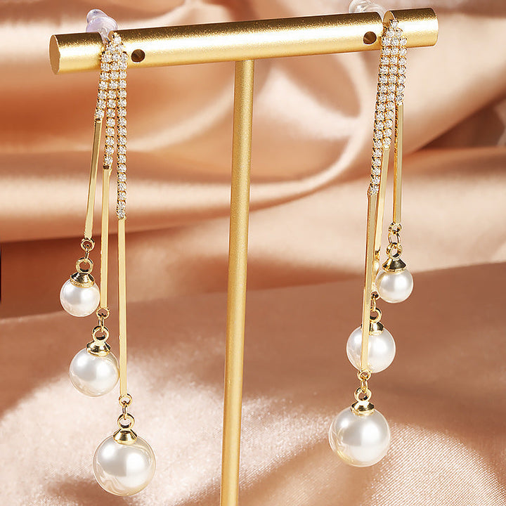 "Elegant tofs piercingörhänge för kvinnor, vit/röd, unik och stilren design, perfekt accessoar för alla tillfällen."