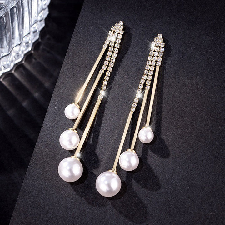 "Elegant tofs piercingörhänge för kvinnor, vit/röd, unik och stilren design, perfekt accessoar för alla tillfällen."