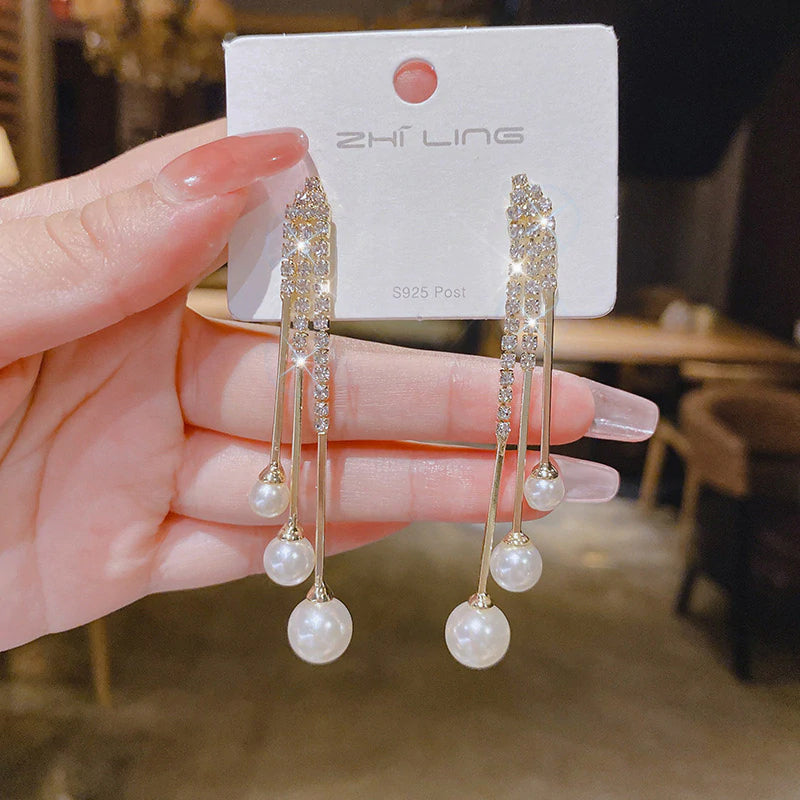 "Elegant tofs piercingörhänge för kvinnor, vit/röd, unik och stilren design, perfekt accessoar för alla tillfällen."