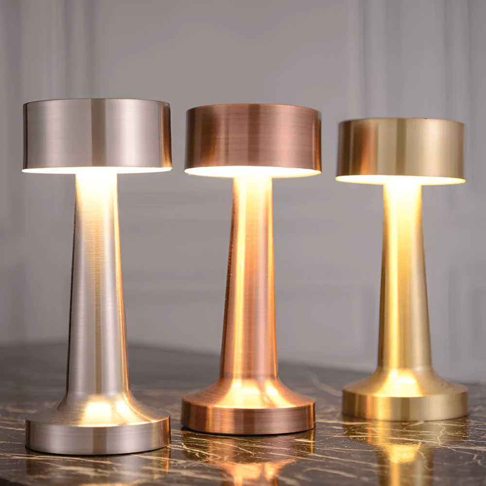 Elegant LED-bordslampa, trådlös retro design. Metallampa, uppladdningsbar för hem, restaurang & atmosfär.