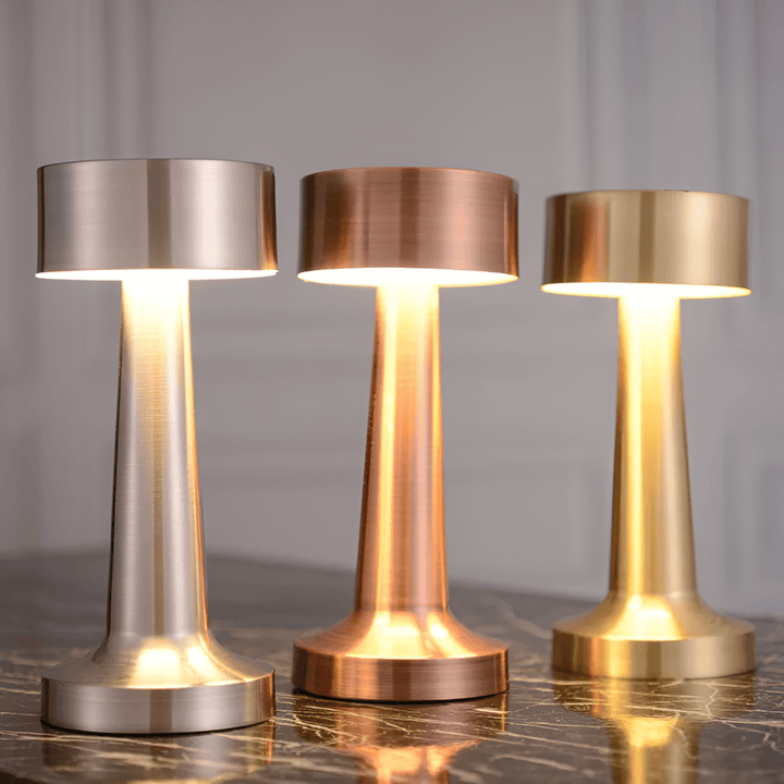 Elegant LED-bordslampa, trådlös retro design. Metallampa, uppladdningsbar för hem, restaurang & atmosfär.