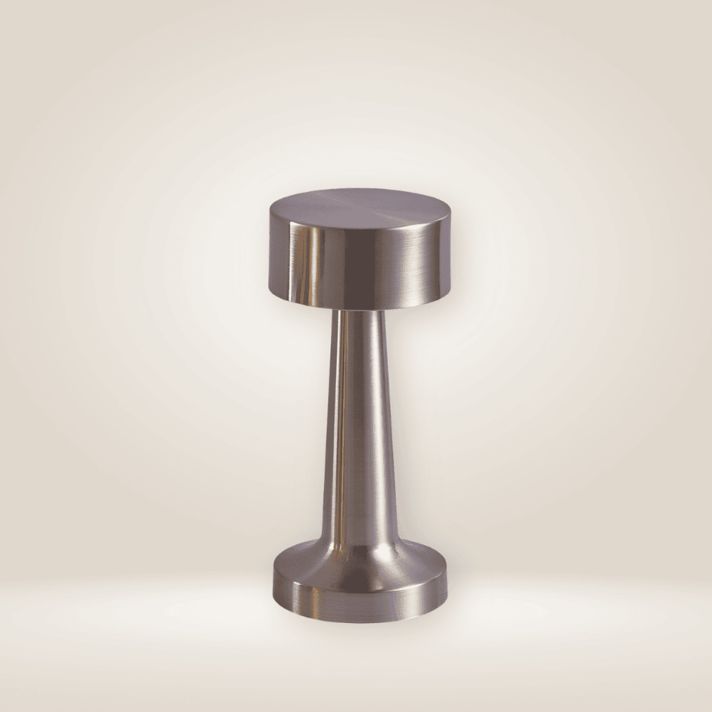 Mångsidig trådlös LED-bordslampa i retro metall design. Ger mysig belysning för både hem och restaurangmiljöer.