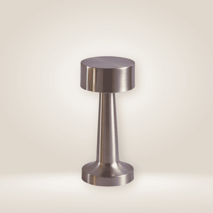 Mångsidig trådlös LED-bordslampa i retro metall design. Ger mysig belysning för både hem och restaurangmiljöer.
