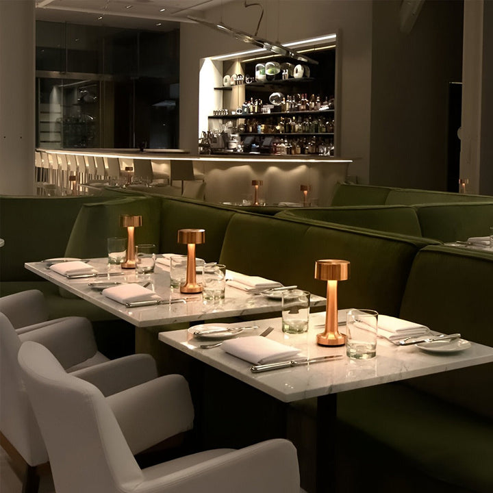 Guld/brons trådlös LED-bordslampa, retro design för elegant inredning i hem och restaurang, mysig atmosfär.