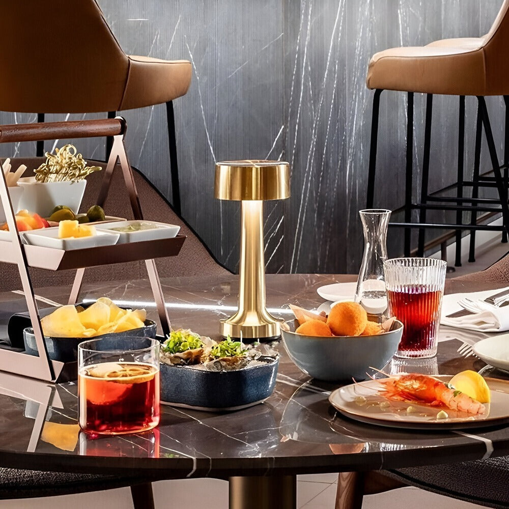 Trådlös LED-bordslampa i elegant retro design. Lampa i metall för inredning hemma eller som restaurangbelysning.
