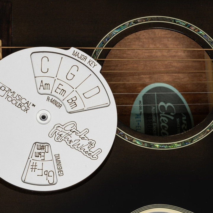 "Elegant trä melodiverktyg för musiker, justerbar i vit finish, hållbart och vackert designat för musikstudion."