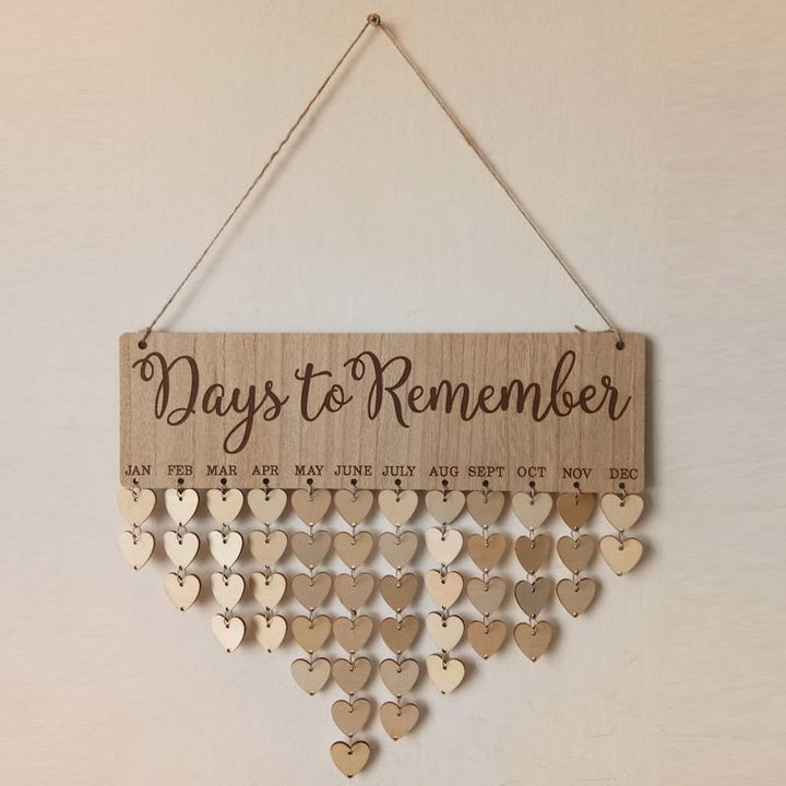 "Elegant träkalender för årsdagar, med anpassningsbara träcirklar och hjärtan för personliga datum."