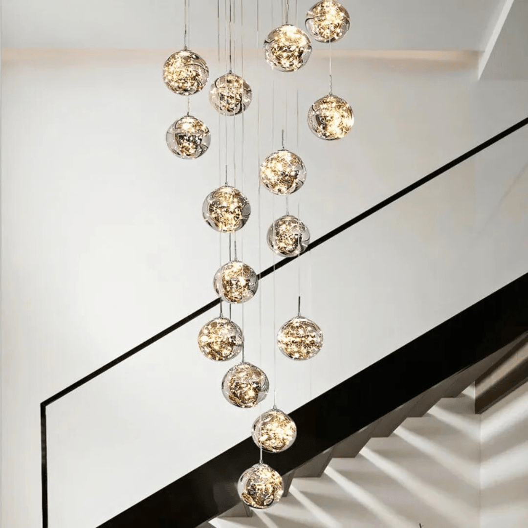 Elegant trappkrona i glasorb med LED-belysning för modern entrédesign.
