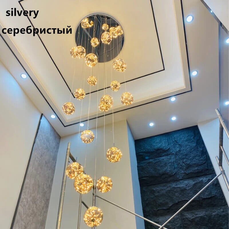 Lyxig takbelysning: dimbar glasorb-lampa i modern design för vardagsrum.
