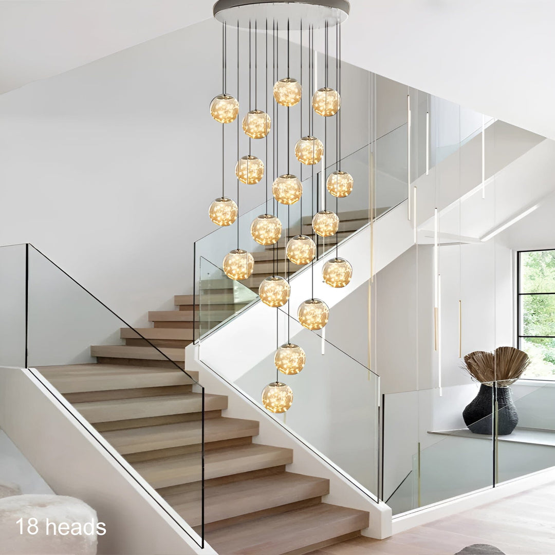 Elegant trappkrona med glasglober, skapar en exklusiv känsla i hall och entré.