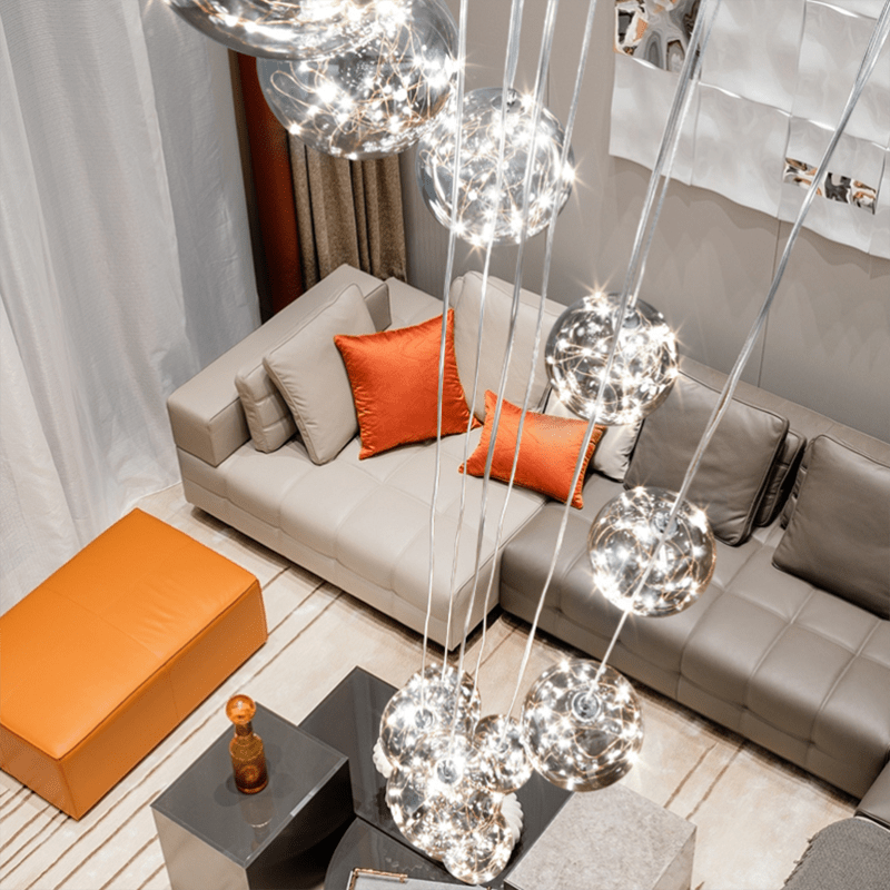 Designad takkrona för trappa, LED & glas för en modern och stilren inredning.