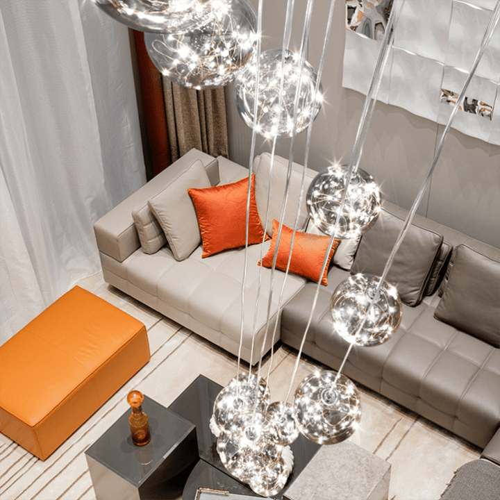 Designad takkrona för trappa, LED & glas för en modern och stilren inredning.