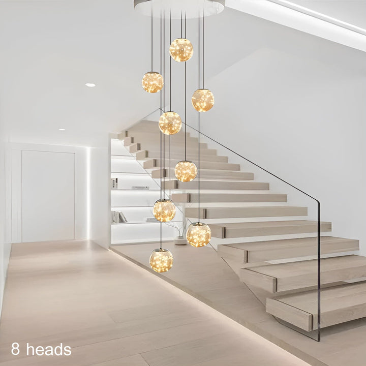 Unik glaslampa i modern design, perfekt som takkrona i vardagsrum eller matsal.