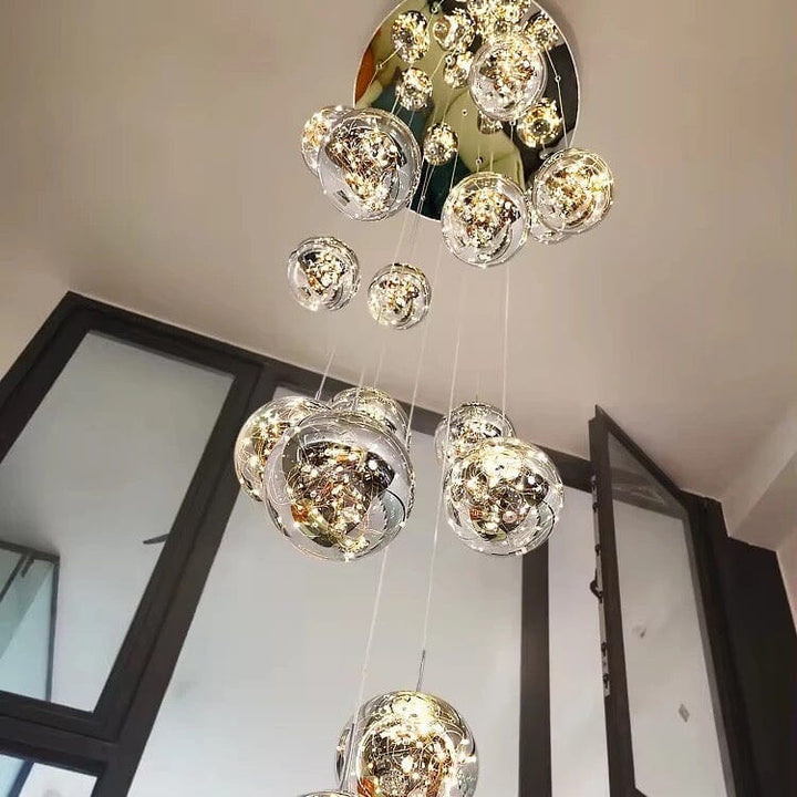 Lyxig entrékrona med glasorb och LED, ger varmt & inbjudande sken till din hall.