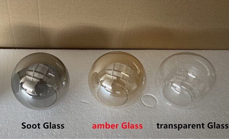 Dimbar trappkrona med glasglober och LED, skapar sofistikerad ljusdesign i ditt hem.