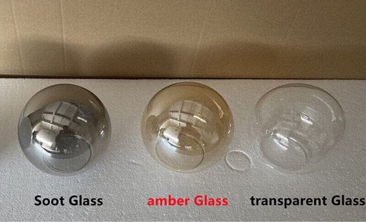 Dimbar trappkrona med glasglober och LED, skapar sofistikerad ljusdesign i ditt hem.
