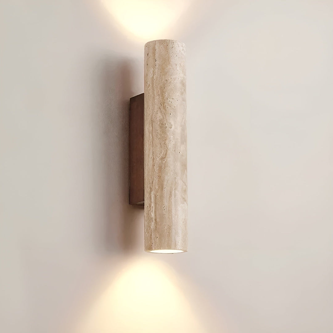 Elegant travertin vägglampa med LED för modern inredning. Skapar stämningsfull belysning i hemmet.